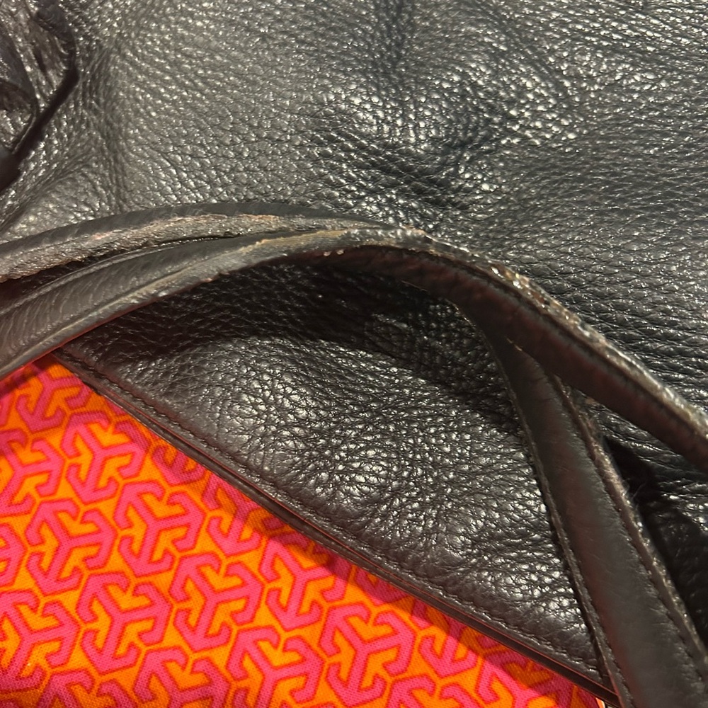 Tory Burch Black shoulder. purse
Will give credit card wallet and Dust Bag free - Picture 10 of 11